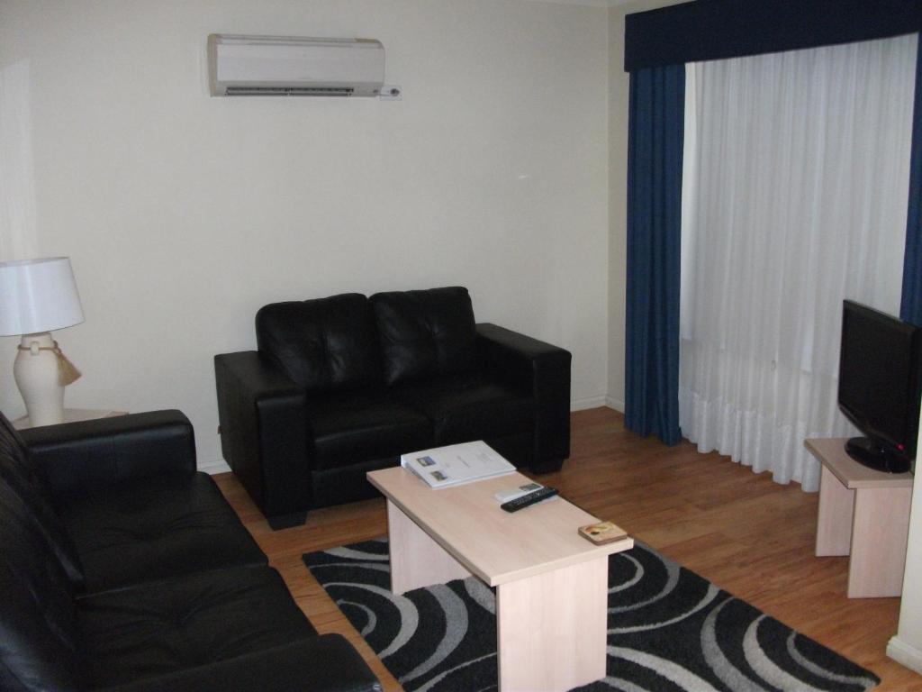 2 queen beds in two rooms of an apartment
